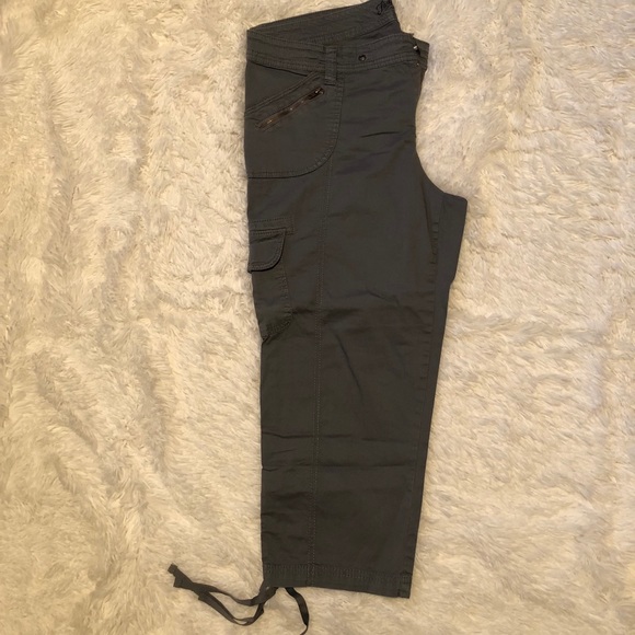 Pants - Gray Cargo Capri- size14 🌾